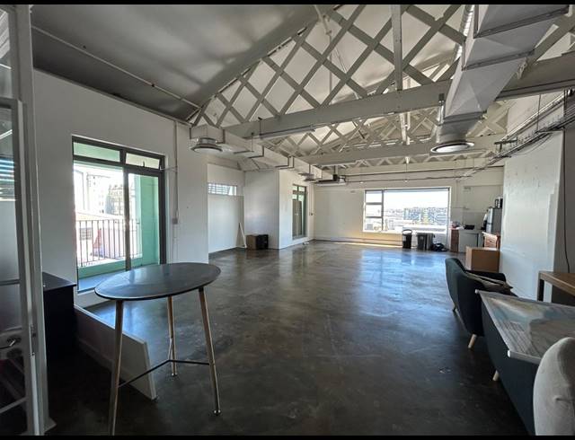 164M² BUILDING TO LET IN WOODSTOCK